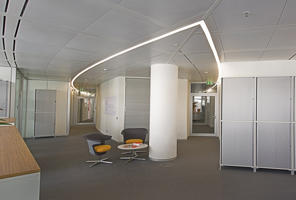 A real highlight – Ceiling solutions with integrated luminaires by Lindner Group